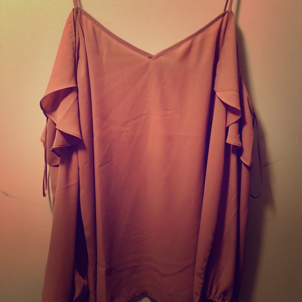 Exposed shoulders with sleeves. Rose Pink